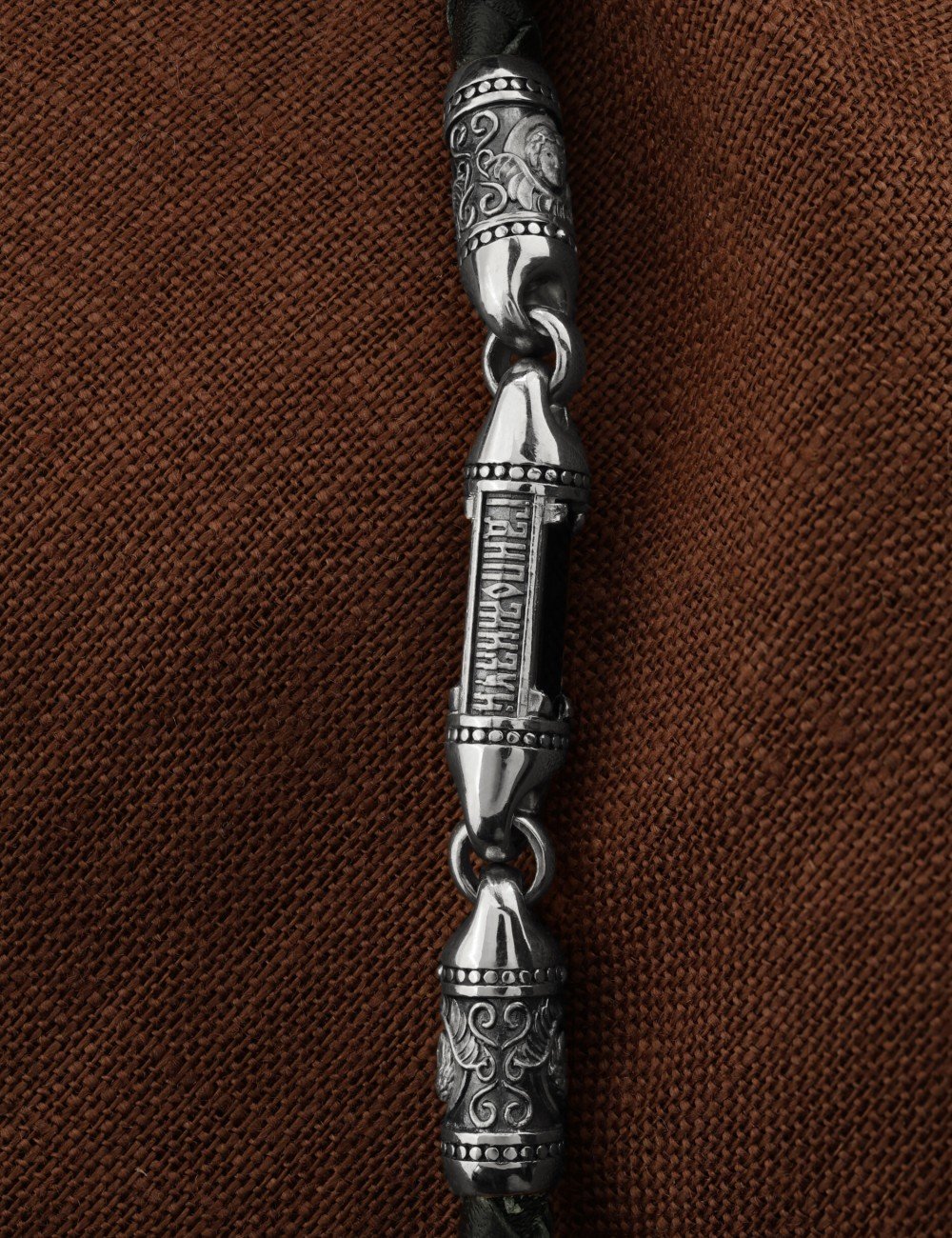 Гайтан из белого золота c кожаным шнурком и ониксом