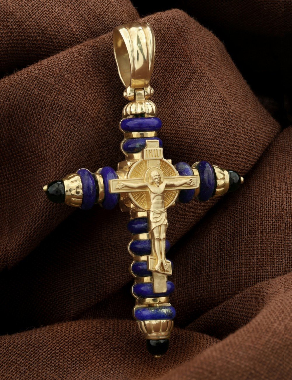 Крест из лимонного золота c ониксом и лазуритом
