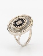 Кольцо из белого золота c ониксом и перламутром