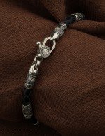 Браслет из белого золота c кожаным шнурком