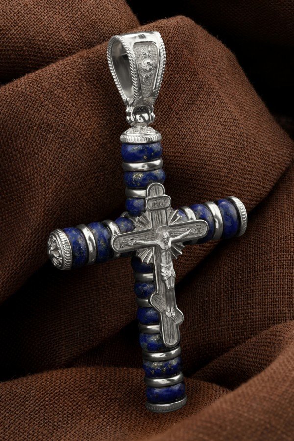 Крест из белого золота c лазуритом