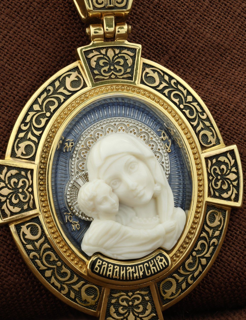 Образок из лимонного золота c эмалью и бивнем мамонта