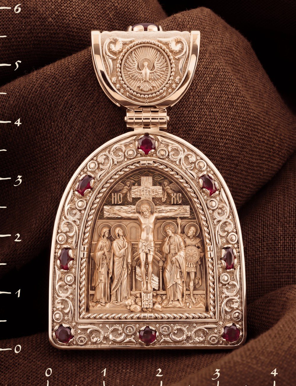 Образок из золота c эмалью и рубином