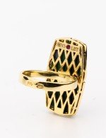 Кольцо из лимонного золота c бриллиантами, рубином и малахитом