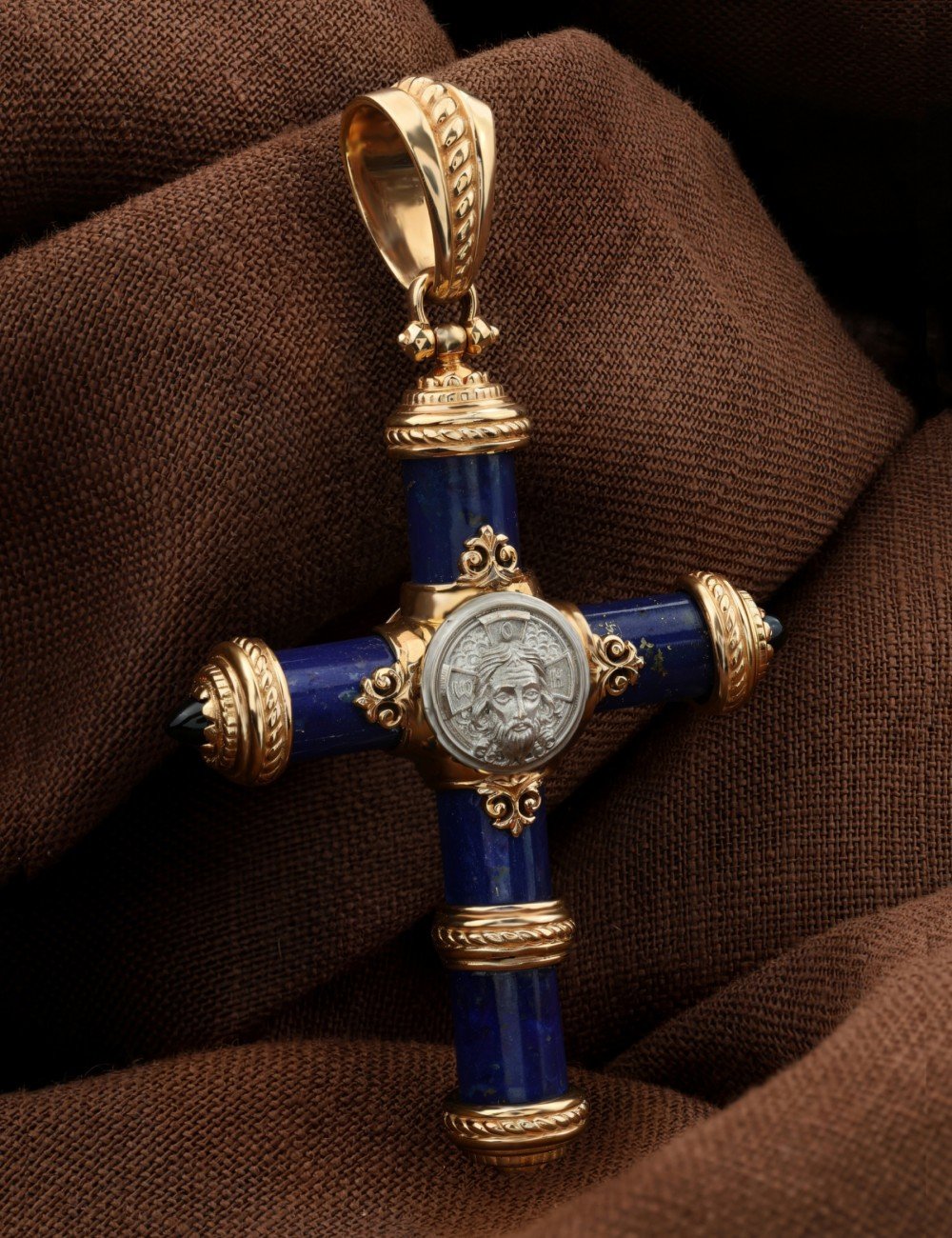 Крест из золота c ониксом и лазуритом