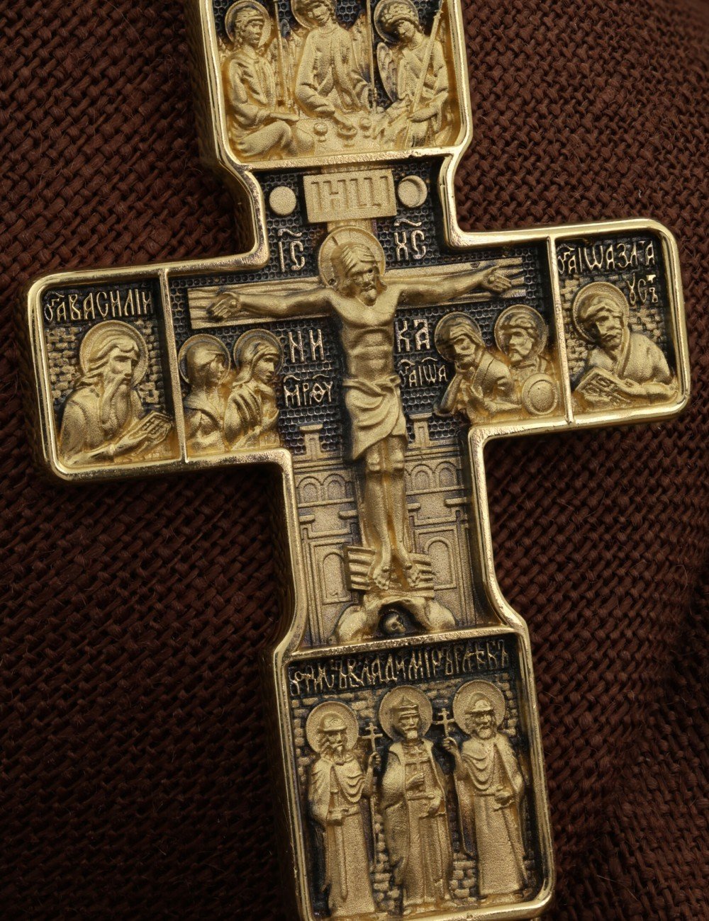 Крест из лимонного золота