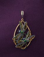 Подвеска из лимонного золота c сапфиром, изумрудом и эмалью
