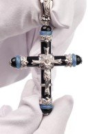 Крест из белого золота c ониксом и агатом