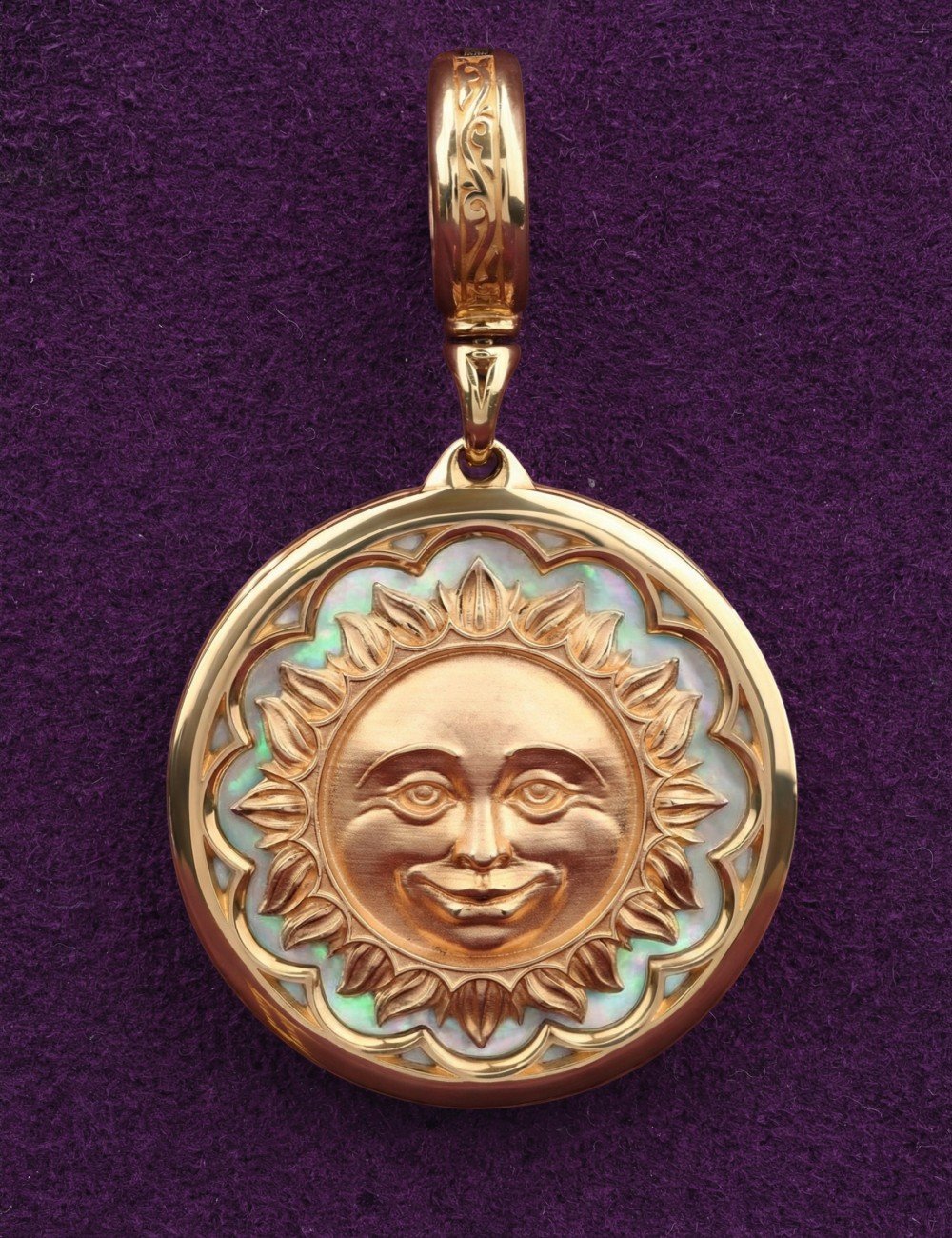 Подвеска из золота c перламутром