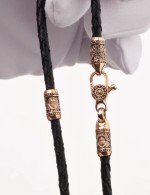 Браслет из золота c кожаным шнурком