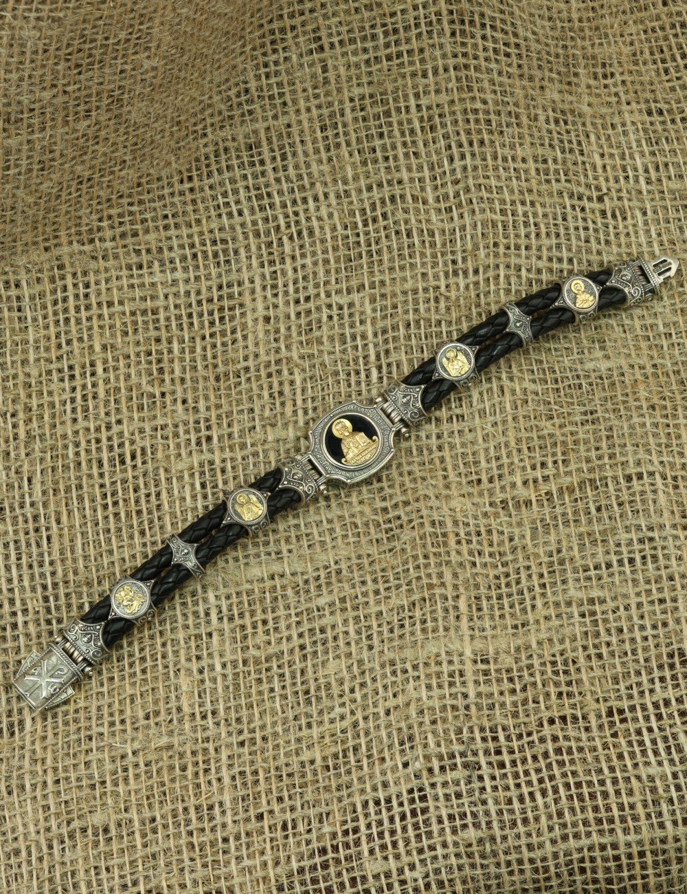 Браслет из серебра и золота c кожаным шнурком и ониксом