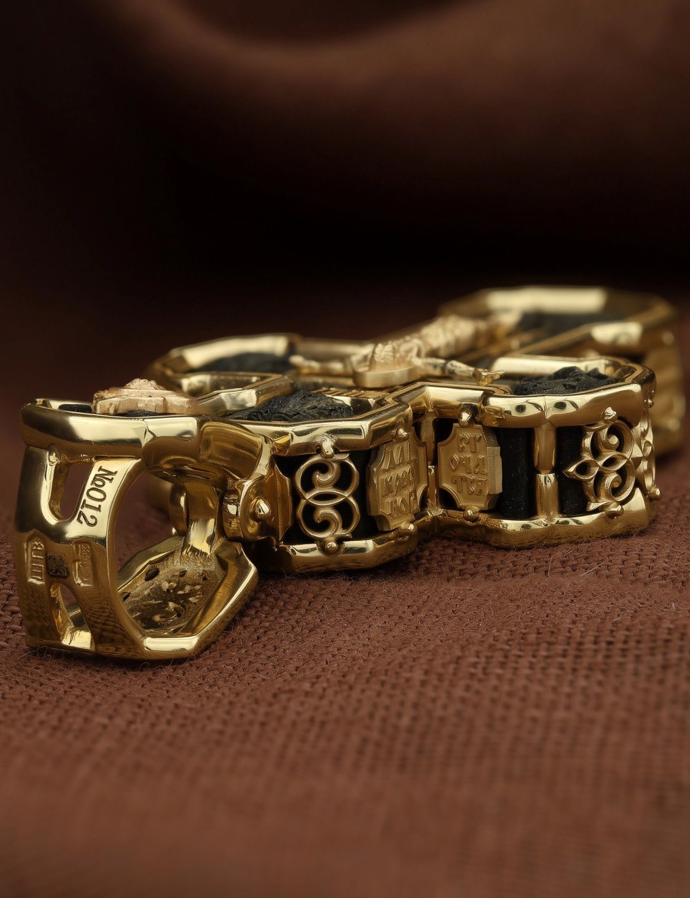 Крест из лимонного золота c эбеновым деревом