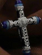 Крест из белого золота c ониксом, агатом и лазуритом