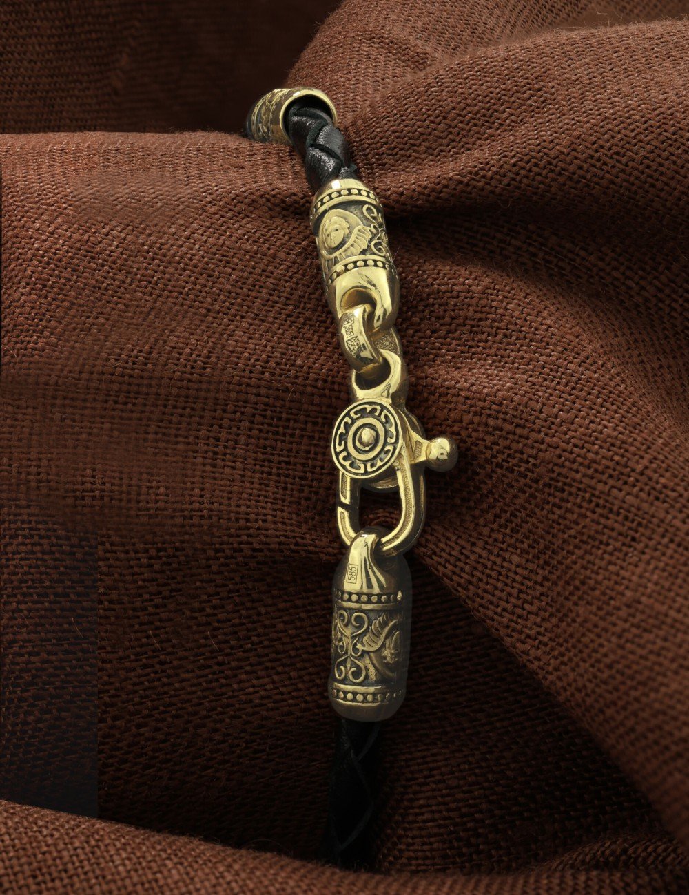 Браслет из лимонного золота c кожаным шнурком