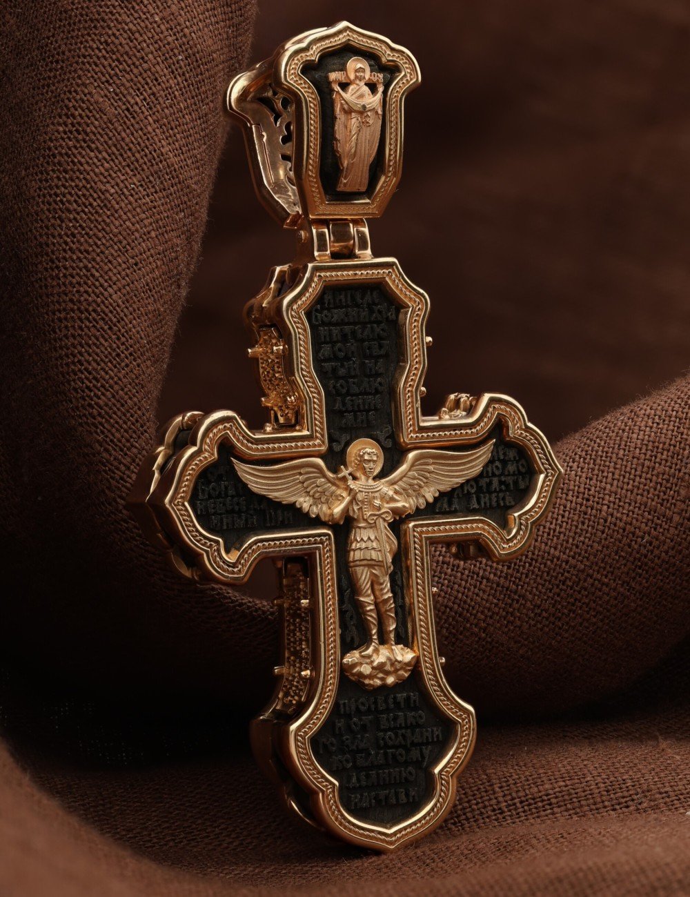 Крест из золота c эбеновым деревом