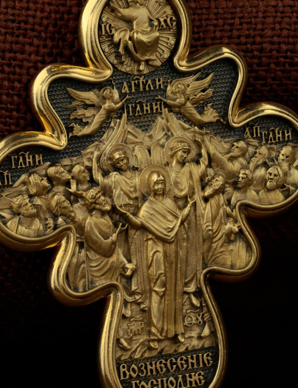 Крест из лимонного золота