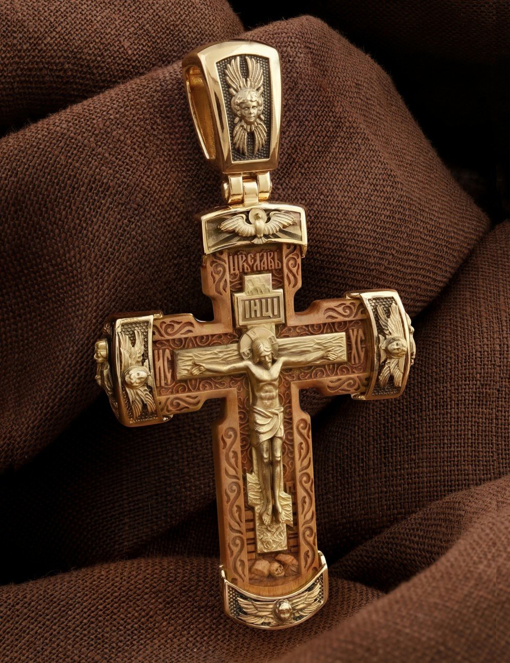 Крест из лимонного золота c деревом груши