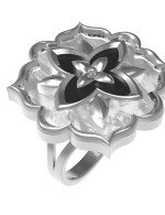 Кольцо из белого золота c ониксом и перламутром