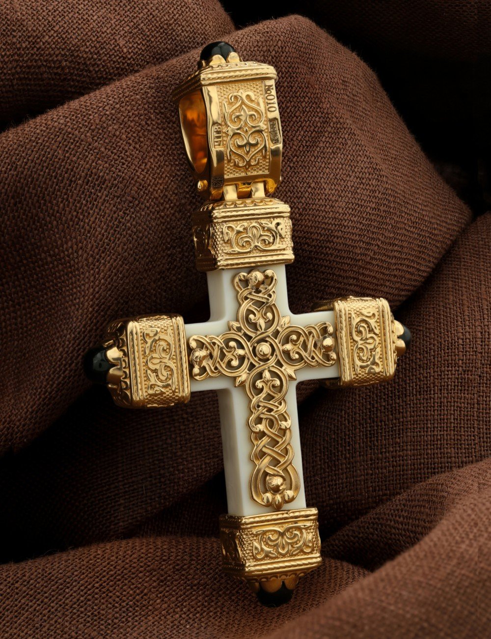 Крест из лимонного золота c эмалью, ониксом и бивнем мамонта