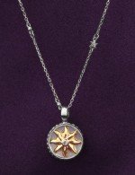 Колье из белого золота c бриллиантами, ониксом и перламутром