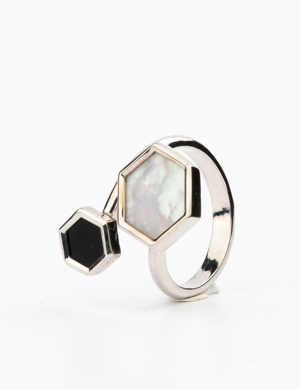 Кольцо из белого золота c ониксом и перламутром