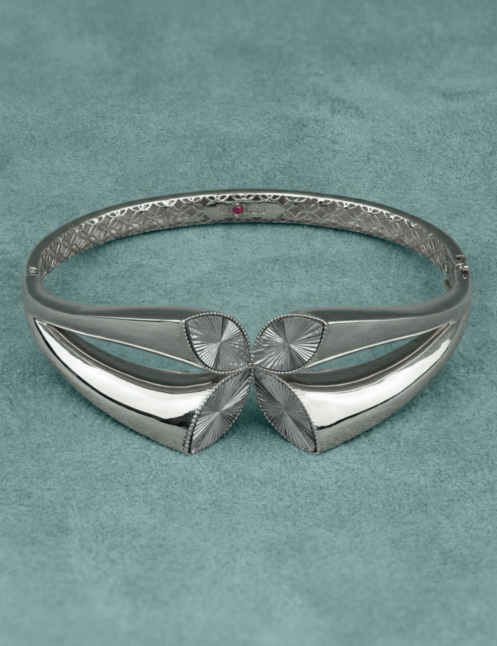 Браслет из белого золота c рубином