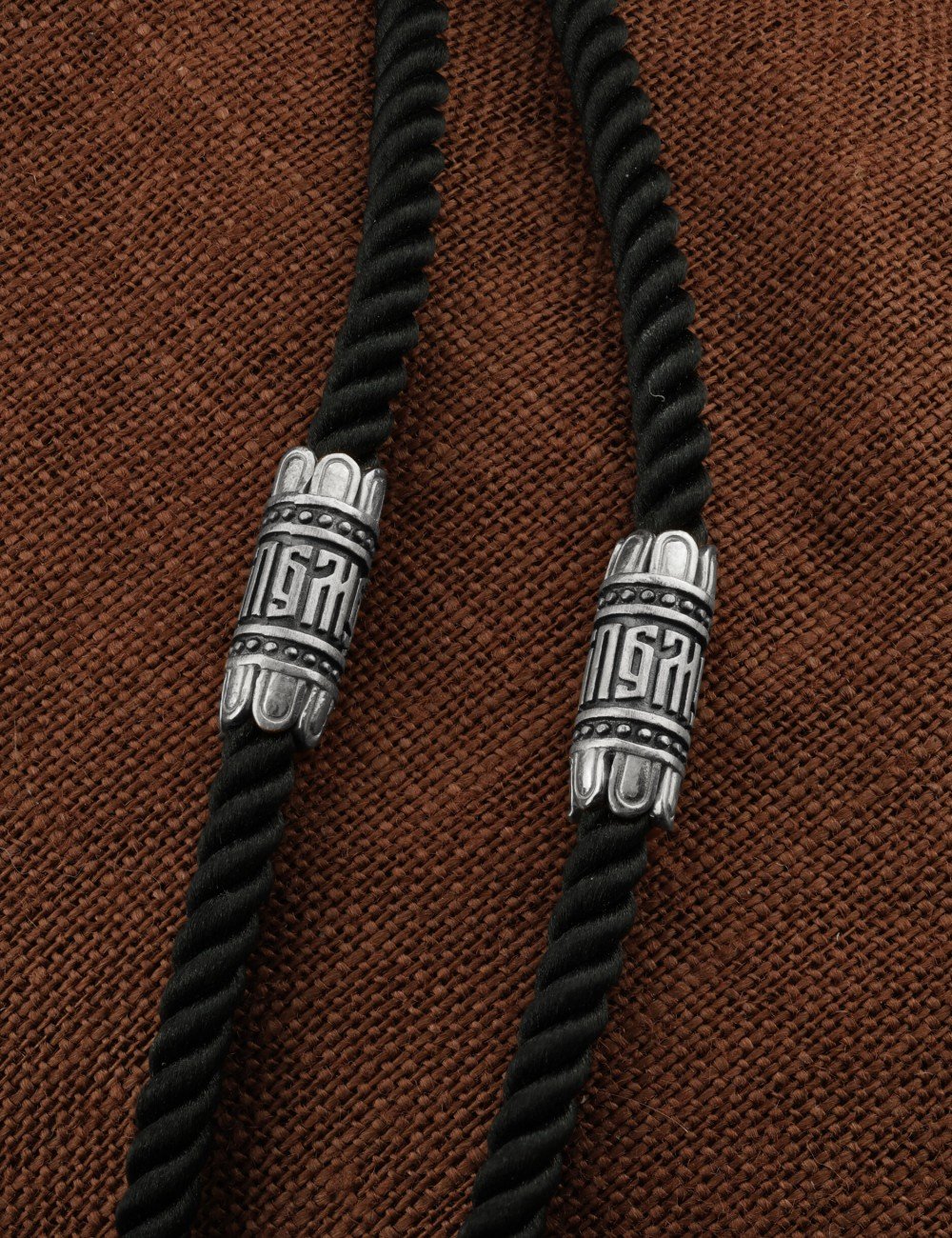 Шнурок шёлковый из белого золота c шёлковым шнурком