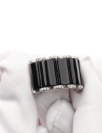 Кольцо из белого золота c бриллиантами и ониксом