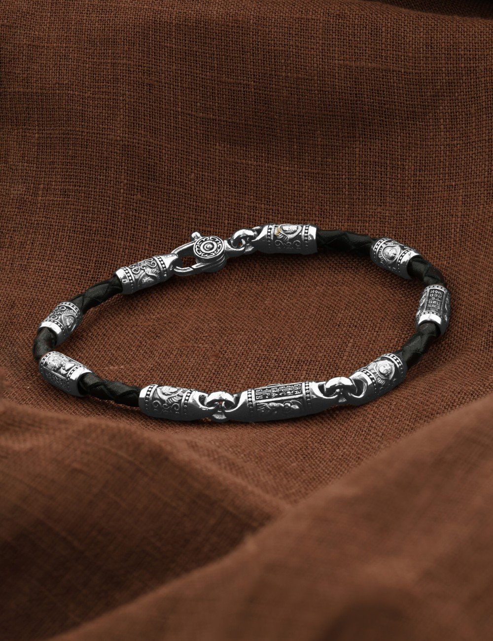 Браслет из белого золота c кожаным шнурком