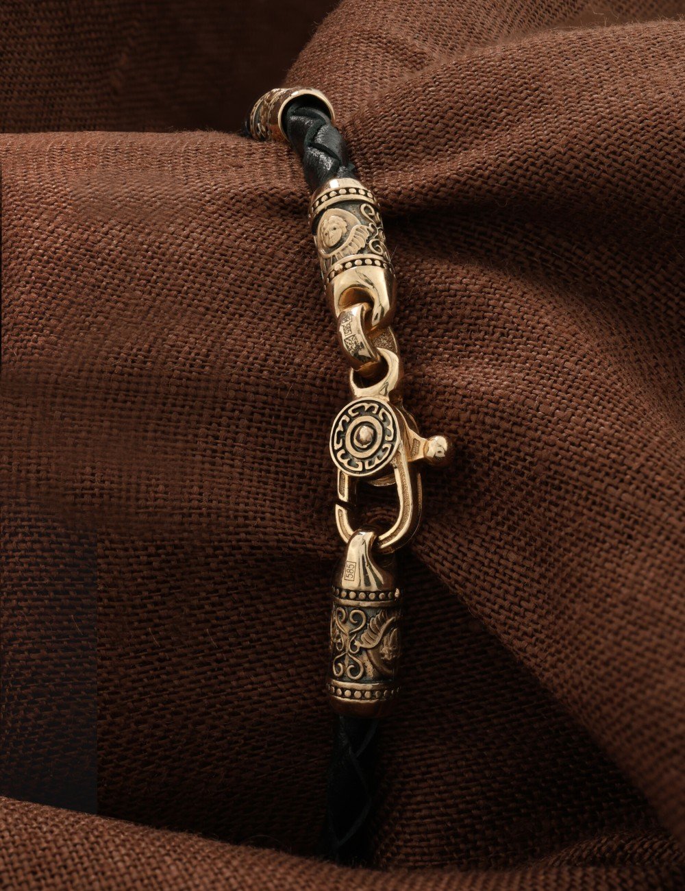 Браслет из золота c кожаным шнурком