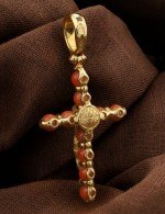 Крест из лимонного золота c кораллом