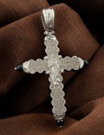 Крест из белого золота c ониксом