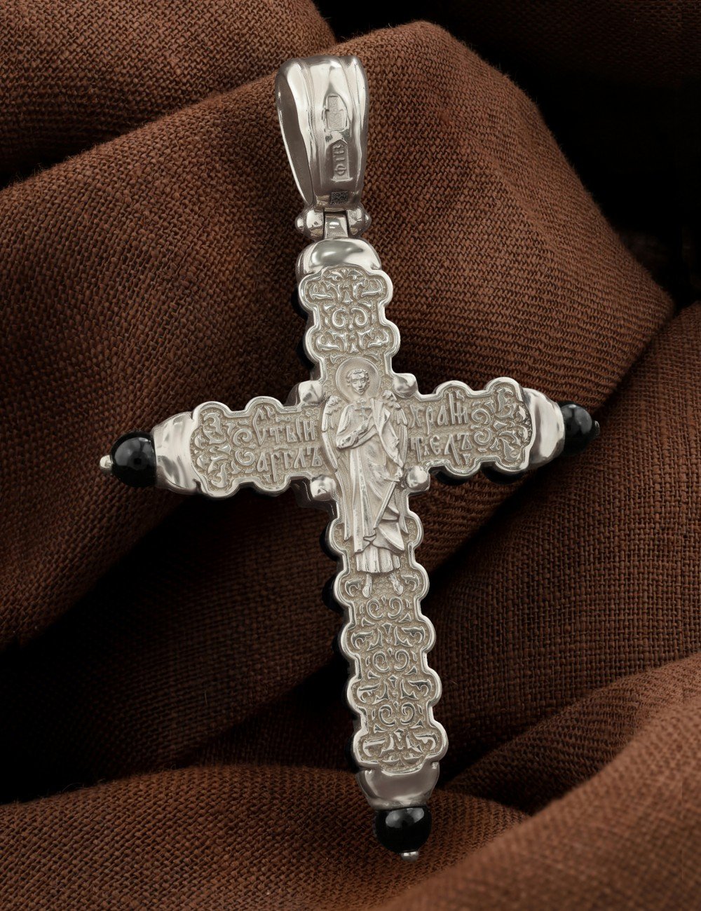 Крест из белого золота c ониксом