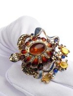 Брошь из лимонного золота c эмалью, фианитом, гранатом и янтарём