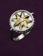 Кольцо из белого золота c бриллиантами, ониксом и перламутром