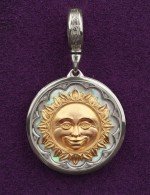 Подвеска из белого золота c перламутром