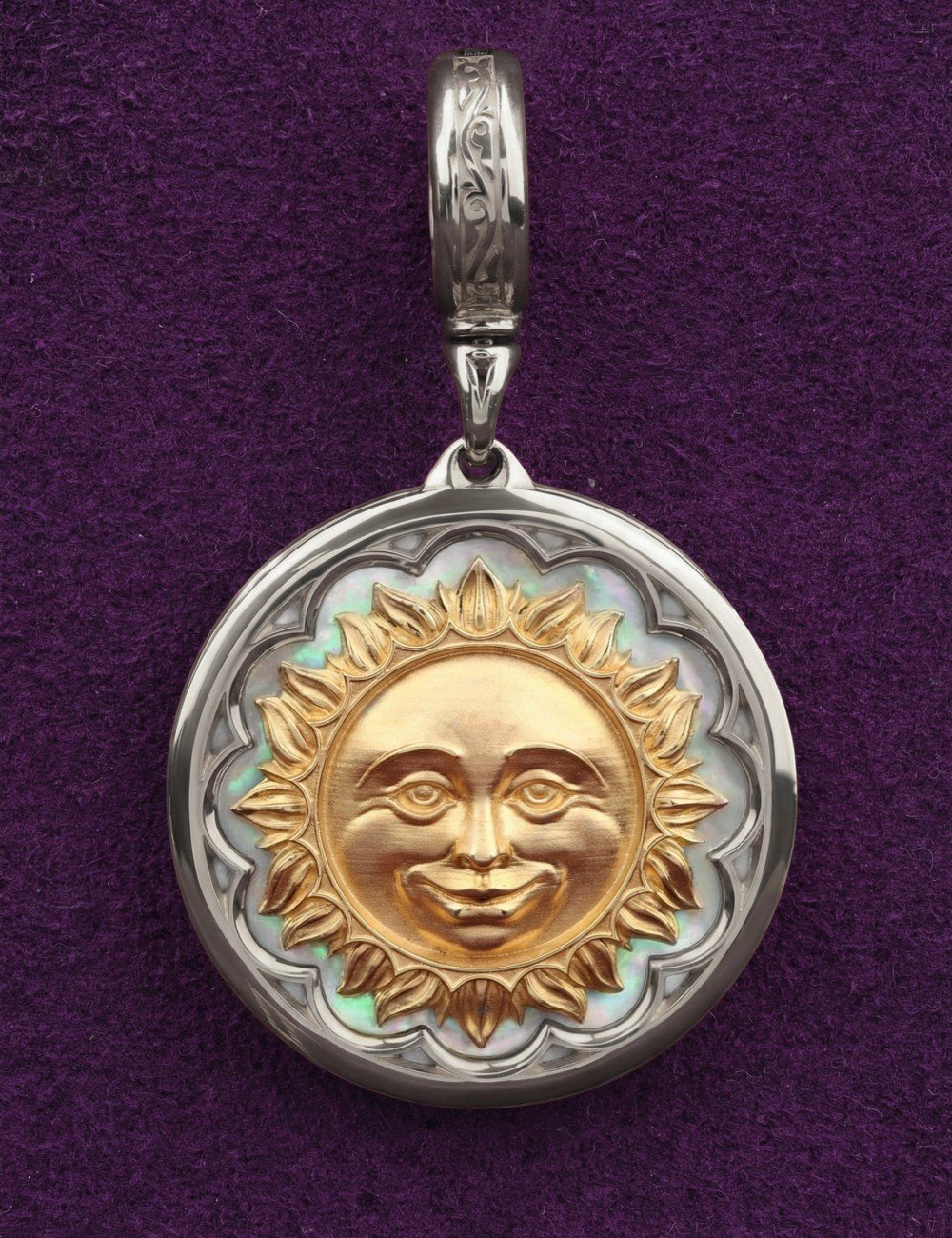 Подвеска из белого золота c перламутром