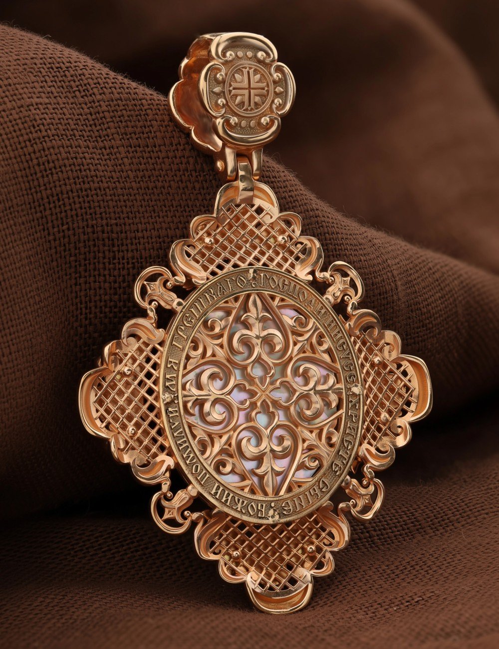 Образок из золота c эмалью и перламутром