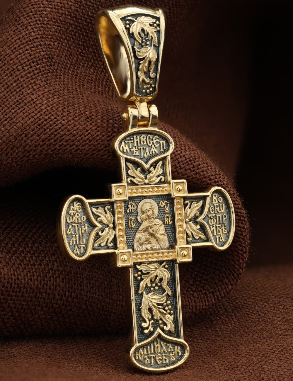 Крест из лимонного золота