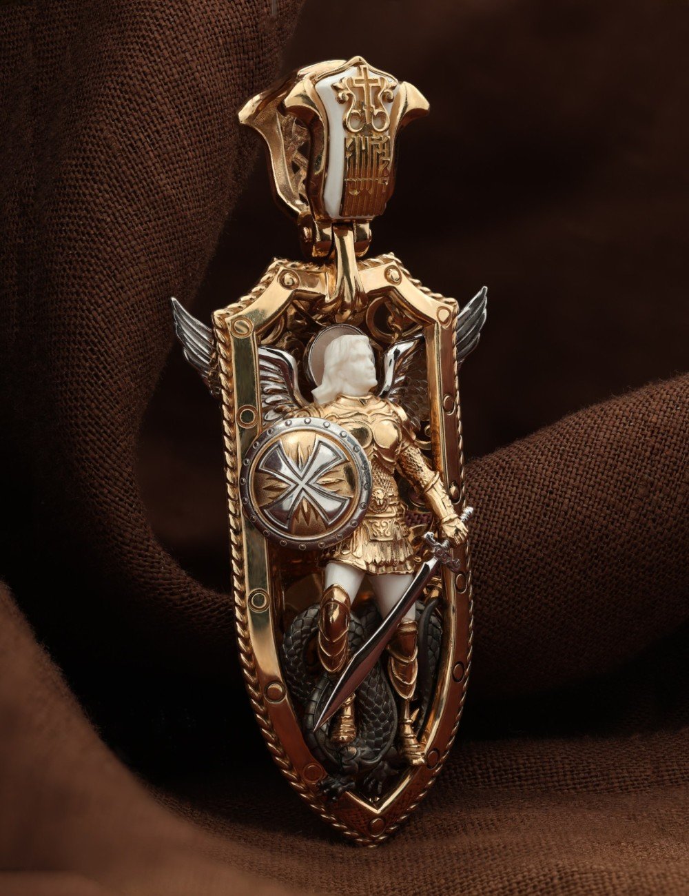 Образок из золота c эмалью и бивнем мамонта