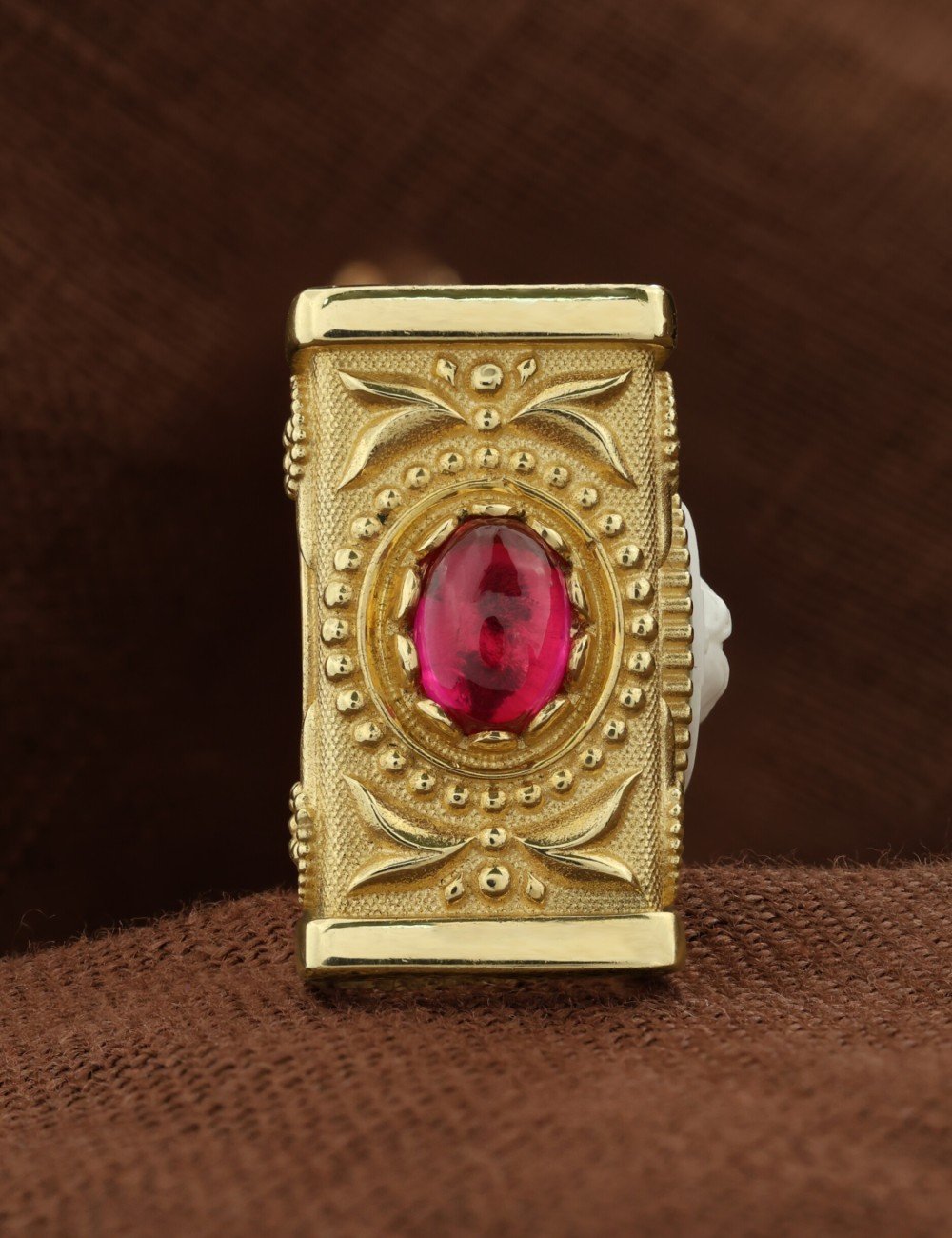 Образок из лимонного золота c эмалью, рубином и бивнем мамонта