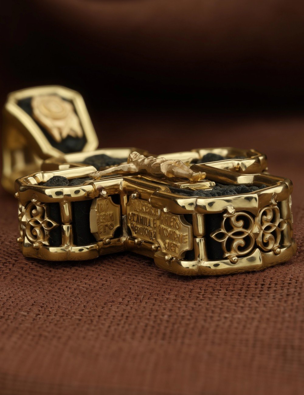 Крест из лимонного золота c эбеновым деревом