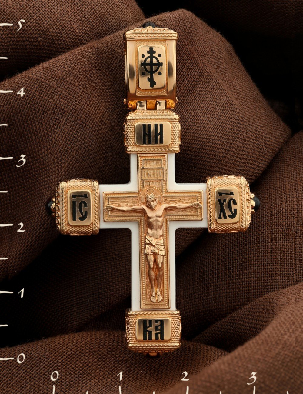 Крест из золота c эмалью, ониксом и бивнем мамонта