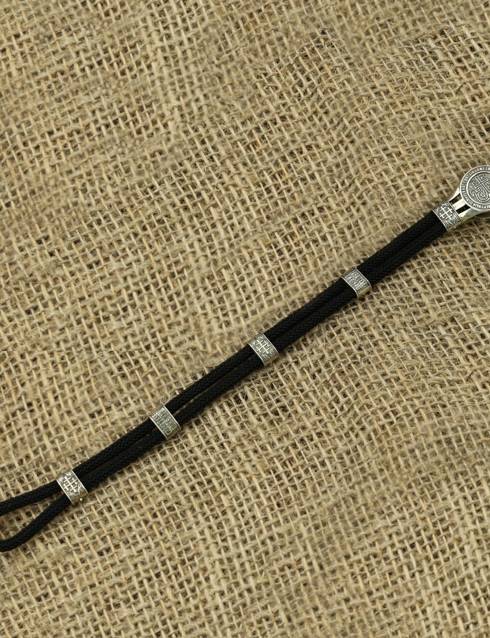 Браслет из серебра и золота c ониксом и шёлковым шнурком