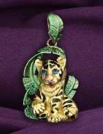 Подвеска из золота c эмалью и изумрудом