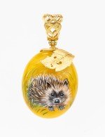 Подвеска из лимонного золота c росписным янтарём