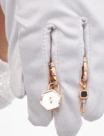 Серьги из золота c ониксом и перламутром