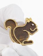 Брошь из лимонного золота c бриллиантами и тигровым глазом