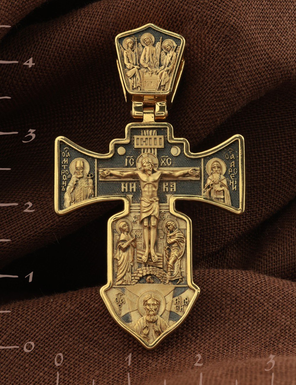 Крест из лимонного золота