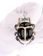 Подвеска из лимонного золота c бриллиантами, сапфиром, изумрудом, ониксом и изумрудом